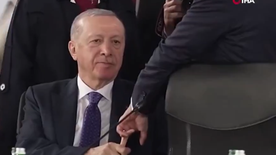 土耳其總統古怪舉動瘋傳 緊握法國總統馬克龍中指不放