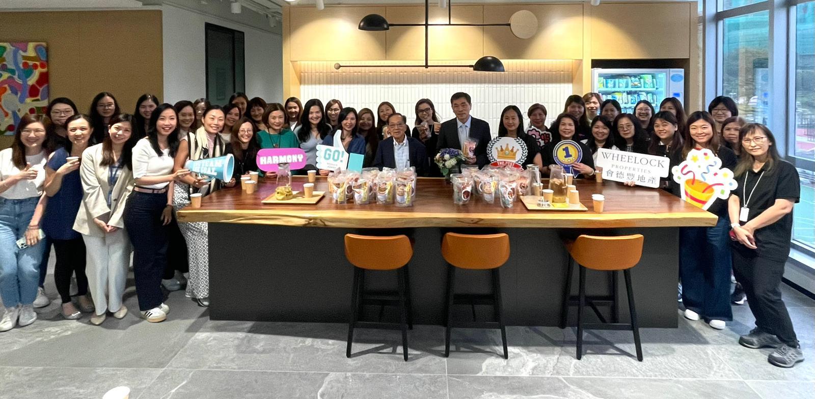 黃光耀特意為一眾已成為媽媽的同事準備社企「銀杏館」愛心湯包。