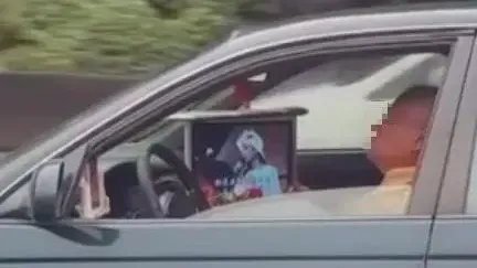 司機駕駛時欣賞「卡拉OK KTV」　警呼籲行車切勿分心