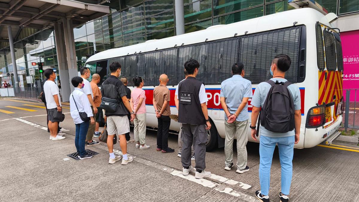 警方聯同入境處在紅磡採取打擊「黃牛黨」行動，拘捕6名內地男女。(警方FB)