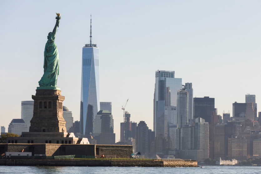 評級機構穆迪將美國主權信貸評級，由「AAA」下調至「Aa1」，由於政府債務及利息上升，明顯高於同類評級的主權國家。美國的評級展望，則由「負面」調整為「穩定」（路透社資料圖片）