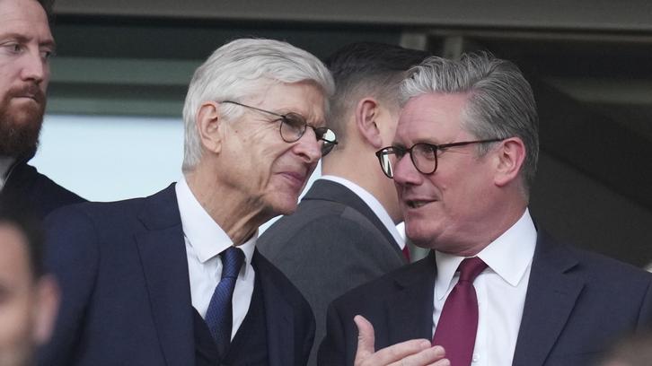 前阿仙奴領隊雲加與英國首相施紀賢。(美聯社)