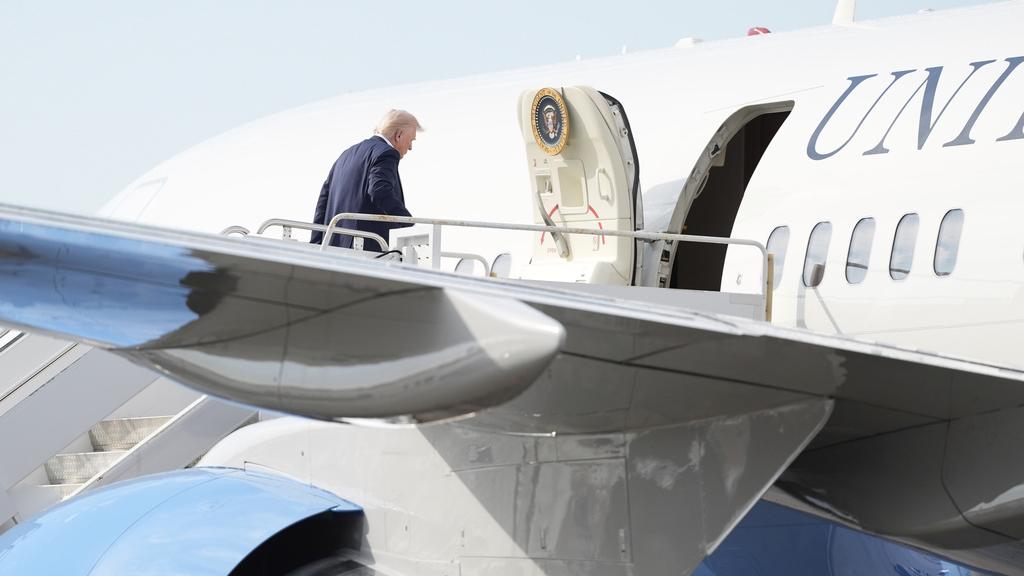 特朗普登上空軍一號總統專機。(美聯社)