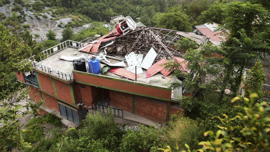 巴控克什米爾首府穆扎法拉巴德一座清真寺周三被印軍導彈摧毀。(美聯社)