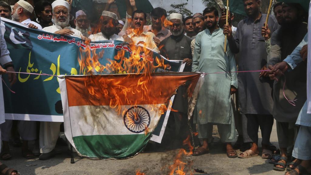巴基斯坦白沙瓦有民眾示威，抗議印度空襲巴基斯坦，示威者焚燒印度國旗。(美聯社)