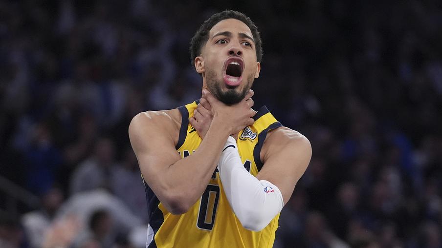 夏利貝頓為溜馬追平紐約人要進入加時，最終溜馬以138:135擊敗紐約人。(美聯社)