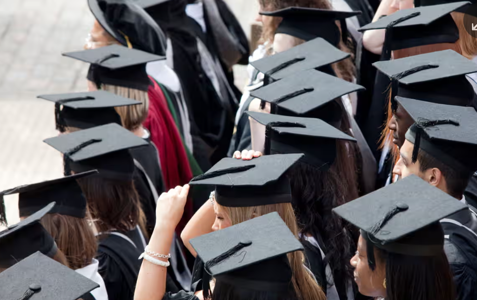 美國傳媒報道，特朗普政府已暫停新的學生簽證面談，同時考慮擴大對國際學生社交媒體審查範圍。之前已經預約的簽證面談仍然可以進行。(資料圖片)