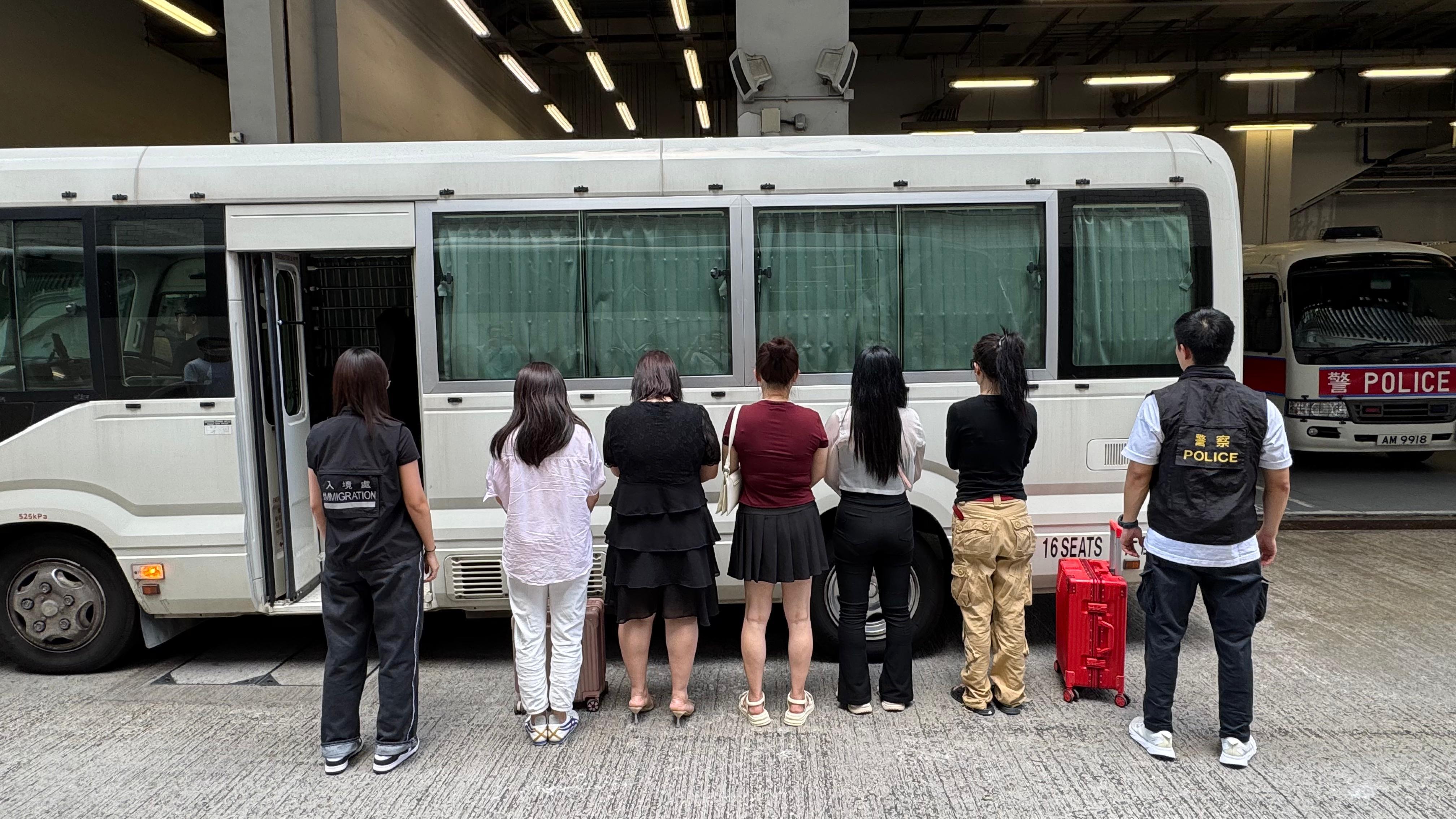 警聯同入境處油尖區反黑工及掃黃，拘捕32男女。(警方圖片)