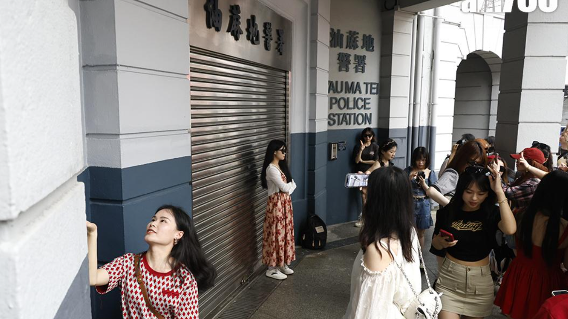  去年五一黃金周吸引大批內地旅客訪港遊覽，包括到訪舊油麻地警署。(資料圖片／林俊源攝)