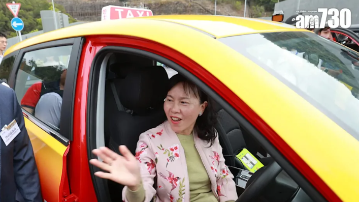 的士車隊月底起陸續投入服務，陳美寶指用科技為大勢所趨。(羅錦鴻攝)