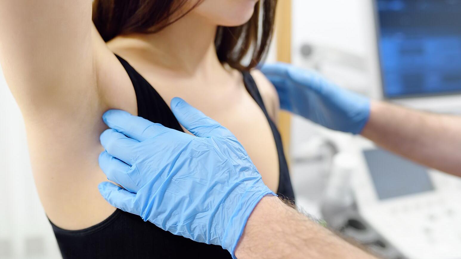 女性應定期接受乳房造影檢查，特別是40歲以上族群，建議每年至少接受一次檢查。