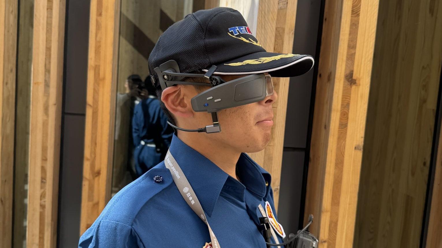 大阪世博日本館的保安戴上的監察器，被指似《龍珠》漫畫的戰鬥力探測器。(網上圖片)