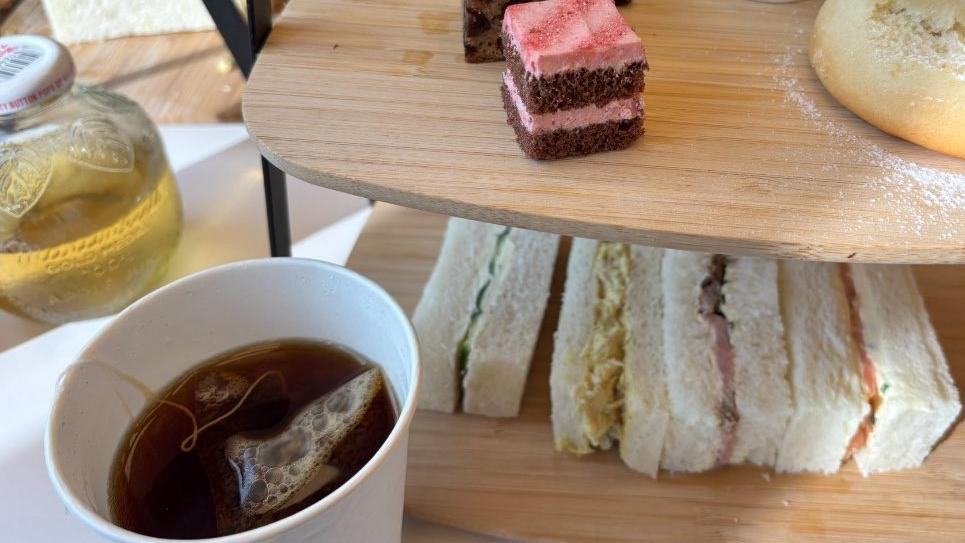 世博會英國館內提供的下午茶用上紙杯受訪客批評。(X)