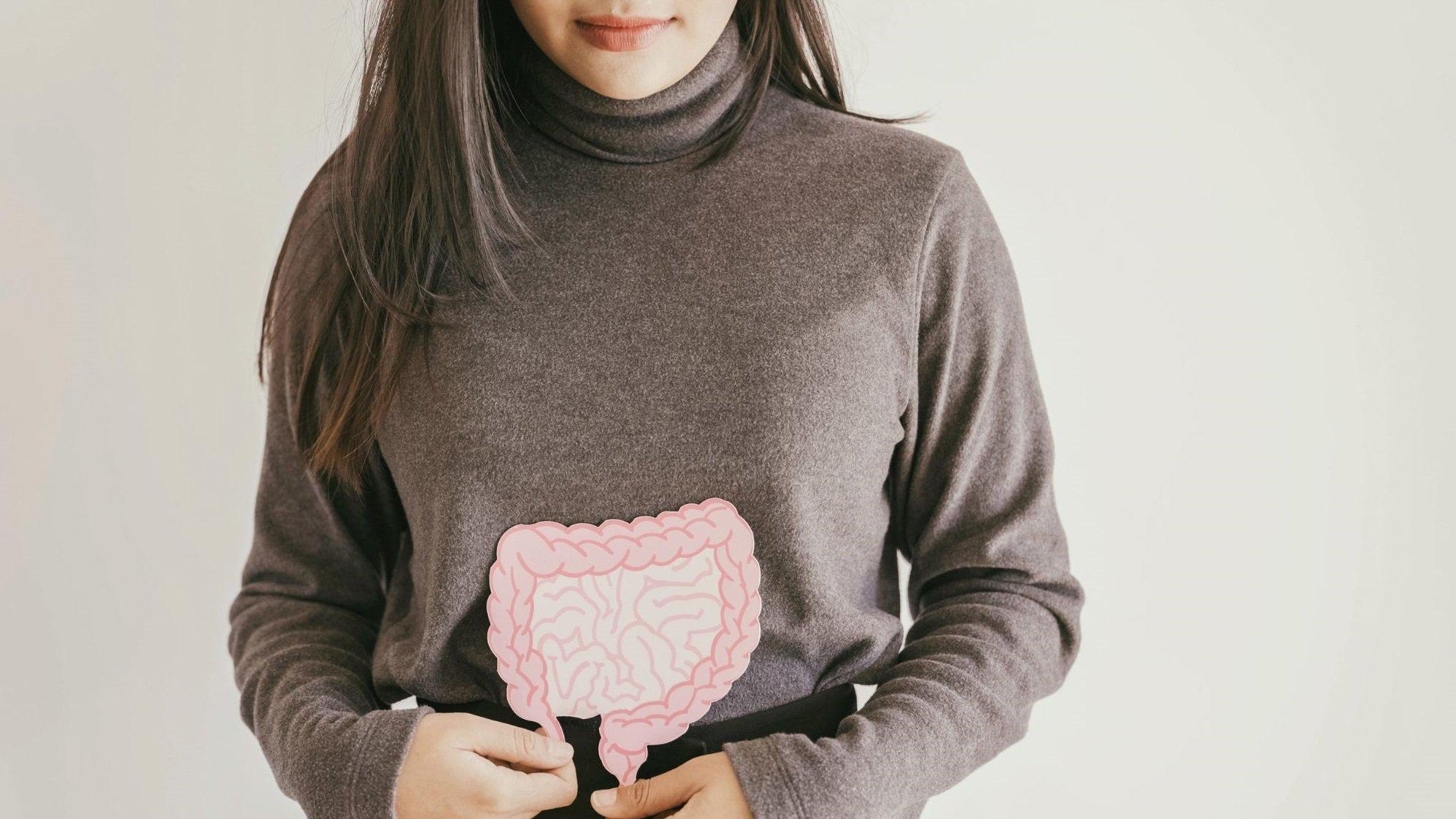 醫生提醒，若長期有不良生活習慣及飲食形態都有可能讓大腸癌提早來報到；應定期做健康檢查，早期發現早期治療。