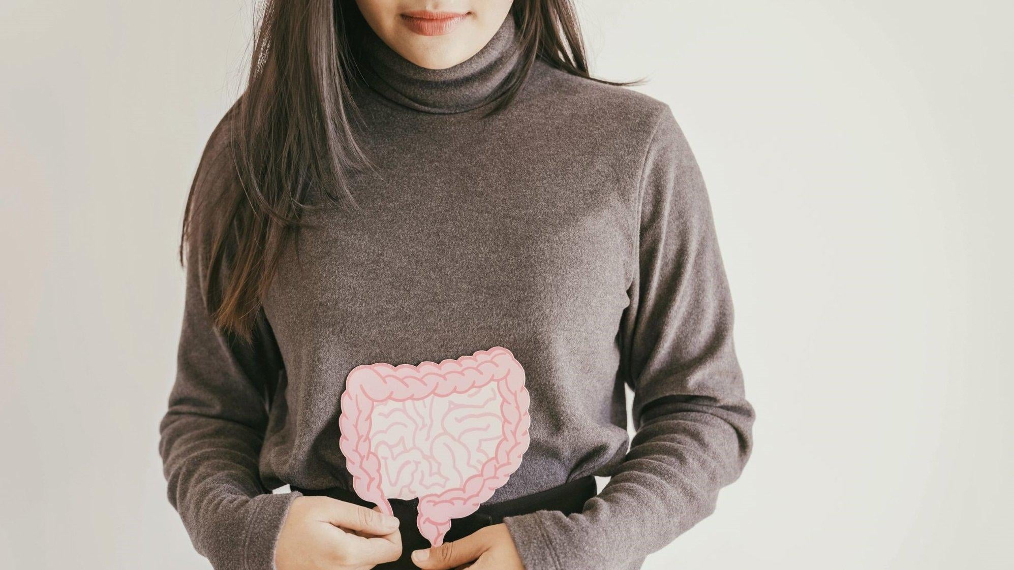 醫生提醒，若長期有不良生活習慣及飲食形態都有可能讓大腸癌提早來報到；應定期做健康檢查，早期發現早期治療。