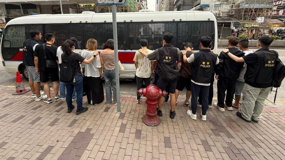 警深水埗搗2釣魚機賭檔拘16男女。(警方圖片)