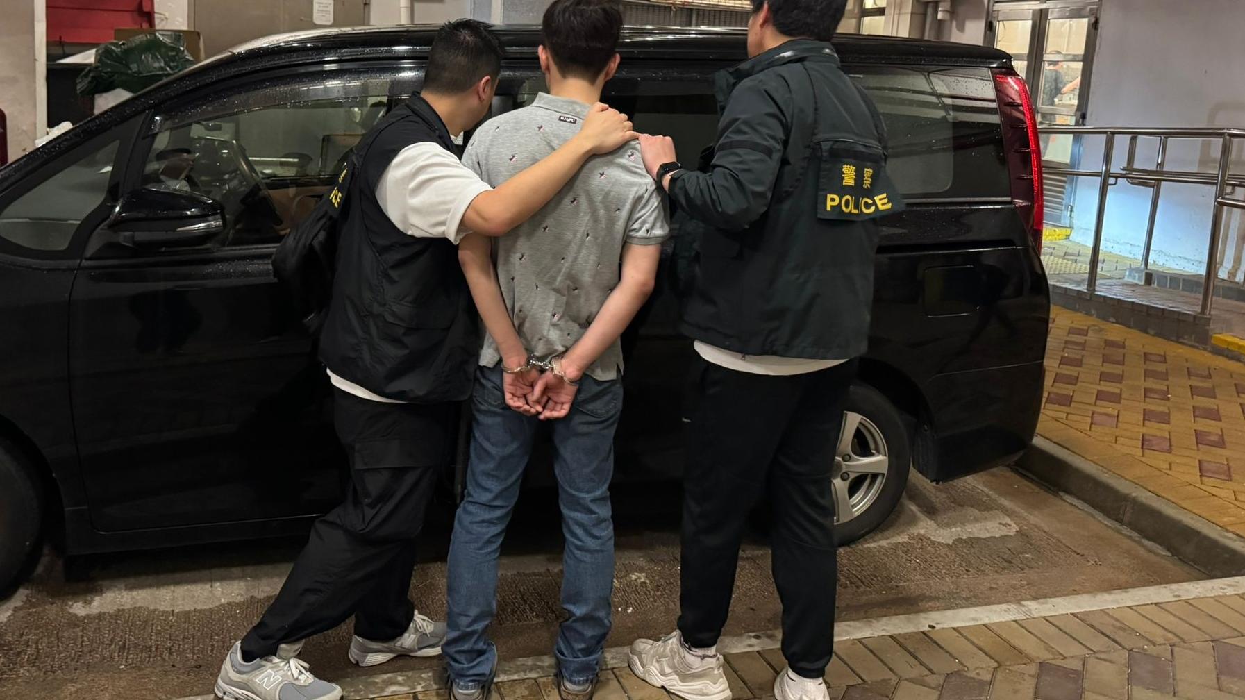 其中一名男子落網。