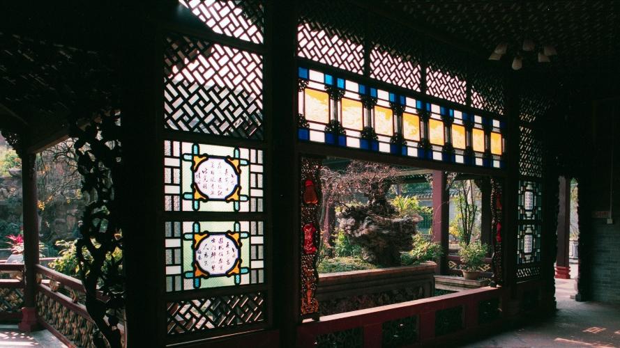 嶺南古築遺珍　一扇「滿洲窗」裏看遍四季