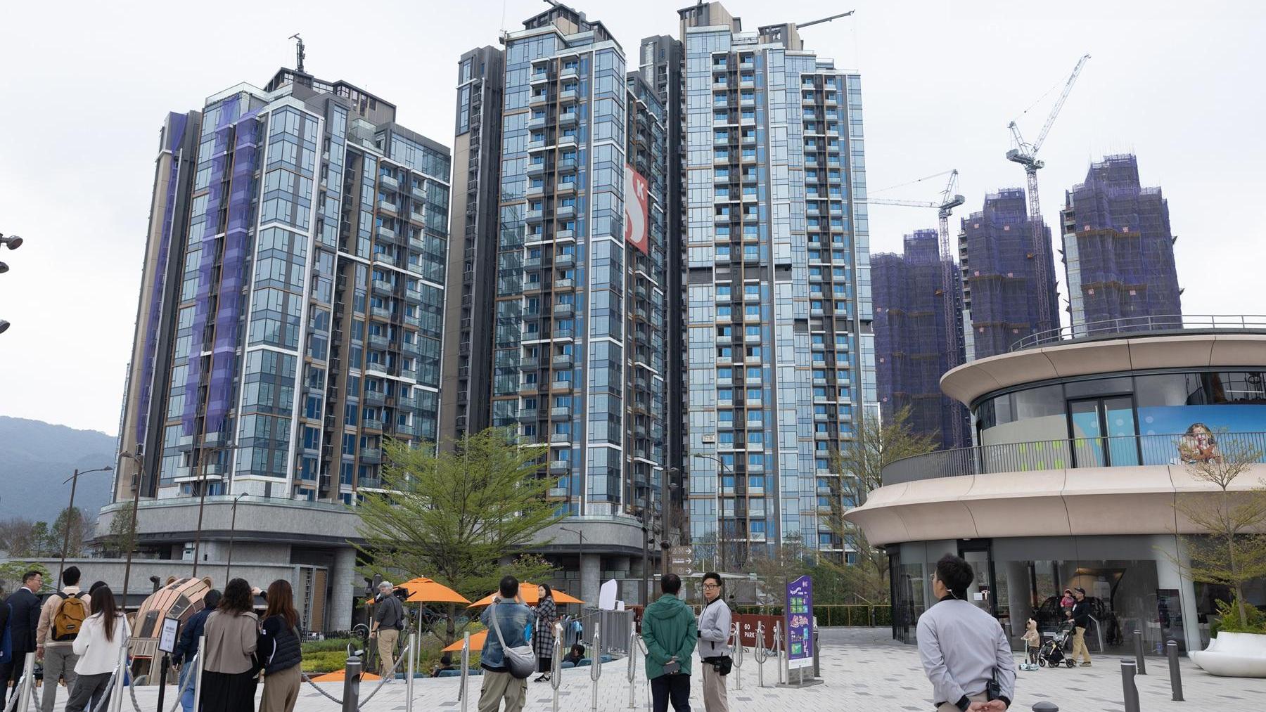 西沙新盤鎖起不少客源，令二手睇樓氣氛受挫，中原十大屋苑本周末睇樓量減少，錄355組，按周少7.1%。(資料圖片)