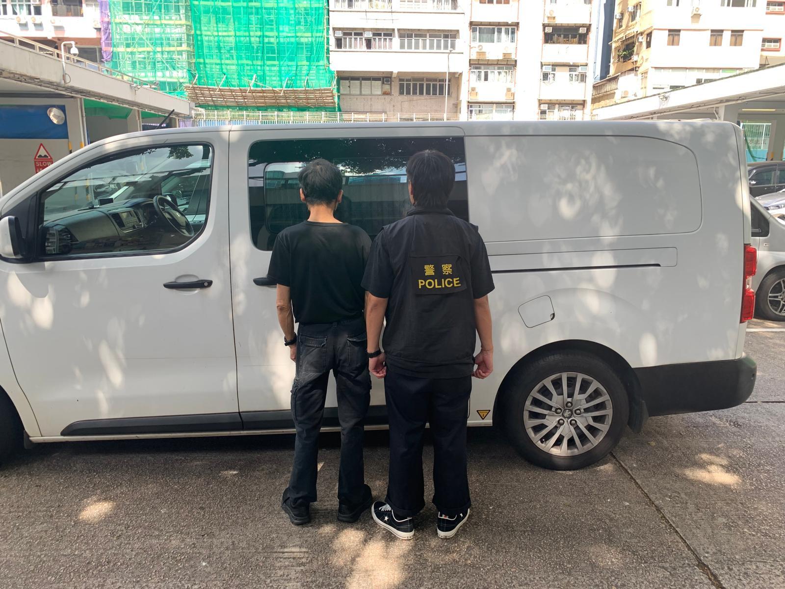 警旺角單位搗淫窟拘64歲男主持，檢記帳簿及避孕套等證物。(警方圖片)