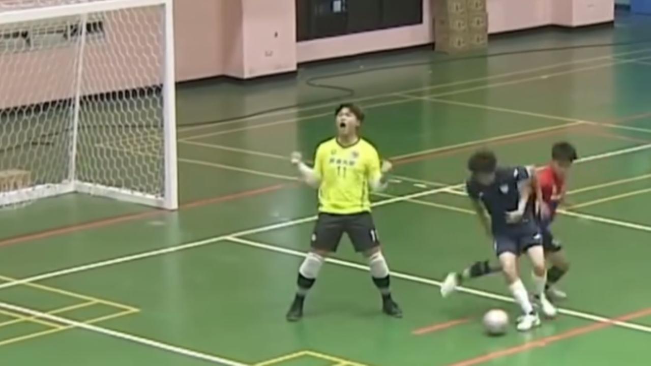 台灣屏東大學門將的鄭凱鴻因為「一戰成名」後回應事件。(影片截圖)