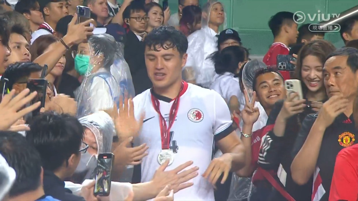 曼聯對香港｜何廣沛陳曉華冒雨撐紅魔 3︰1勝港隊