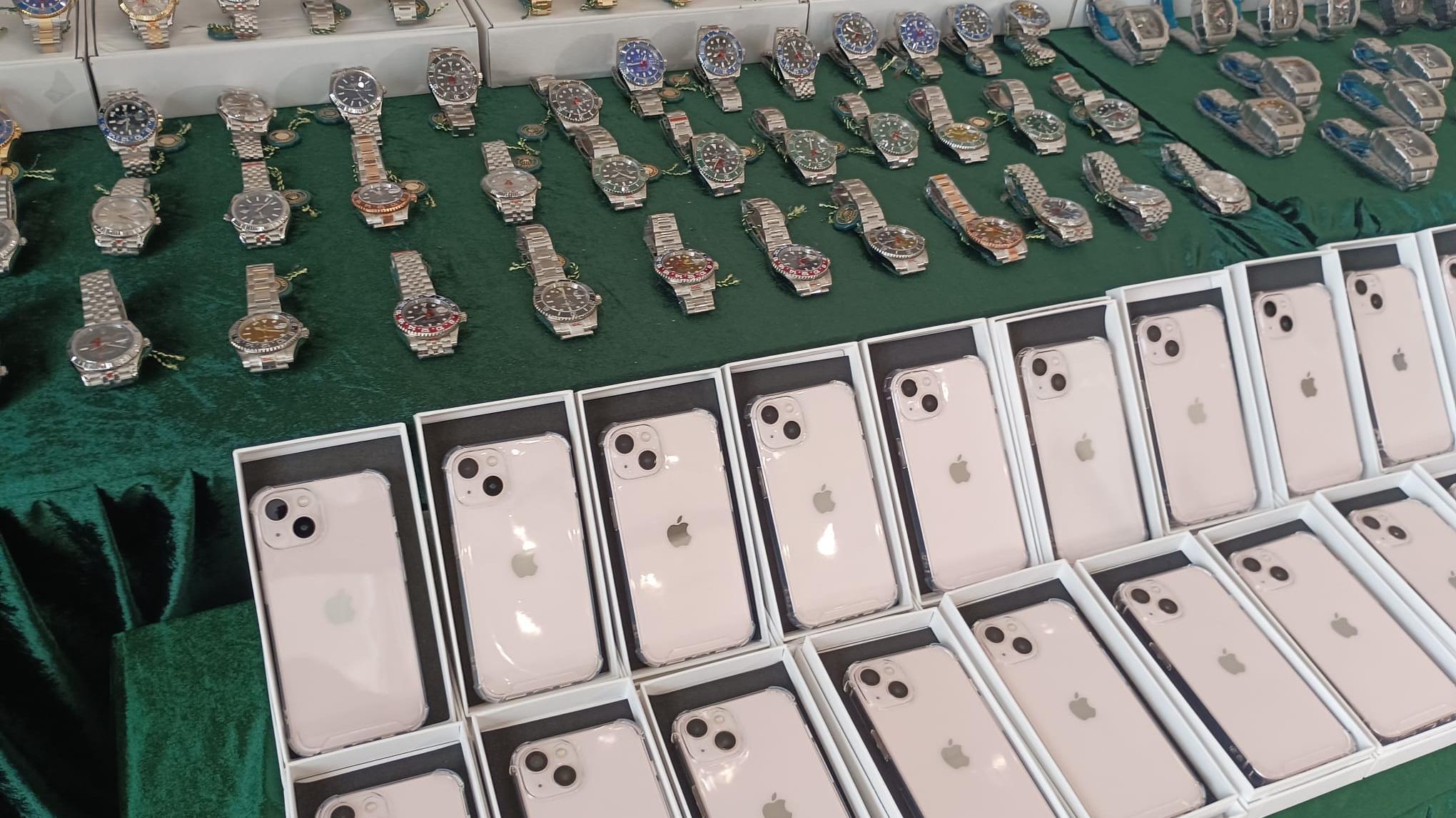 粵港澳海關打擊跨境轉運冒牌貨，檢獲4100萬元手錶波鞋等貨物。