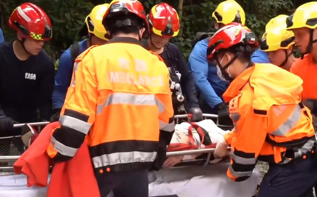 72歲失蹤老婦在牛池灣豐盛街對上山頭尋回。 (有線新聞畫面)