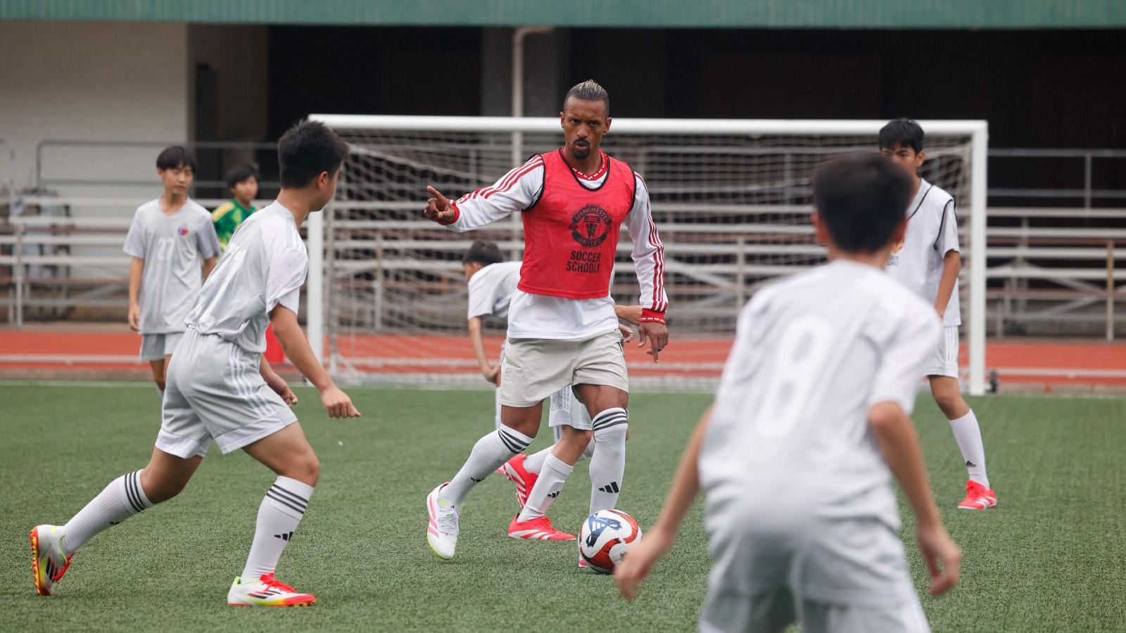曼聯訪香港｜蘭尼（Nani）參與「adidas曼聯傳奇足球教室」，指導喇沙書院足球隊。