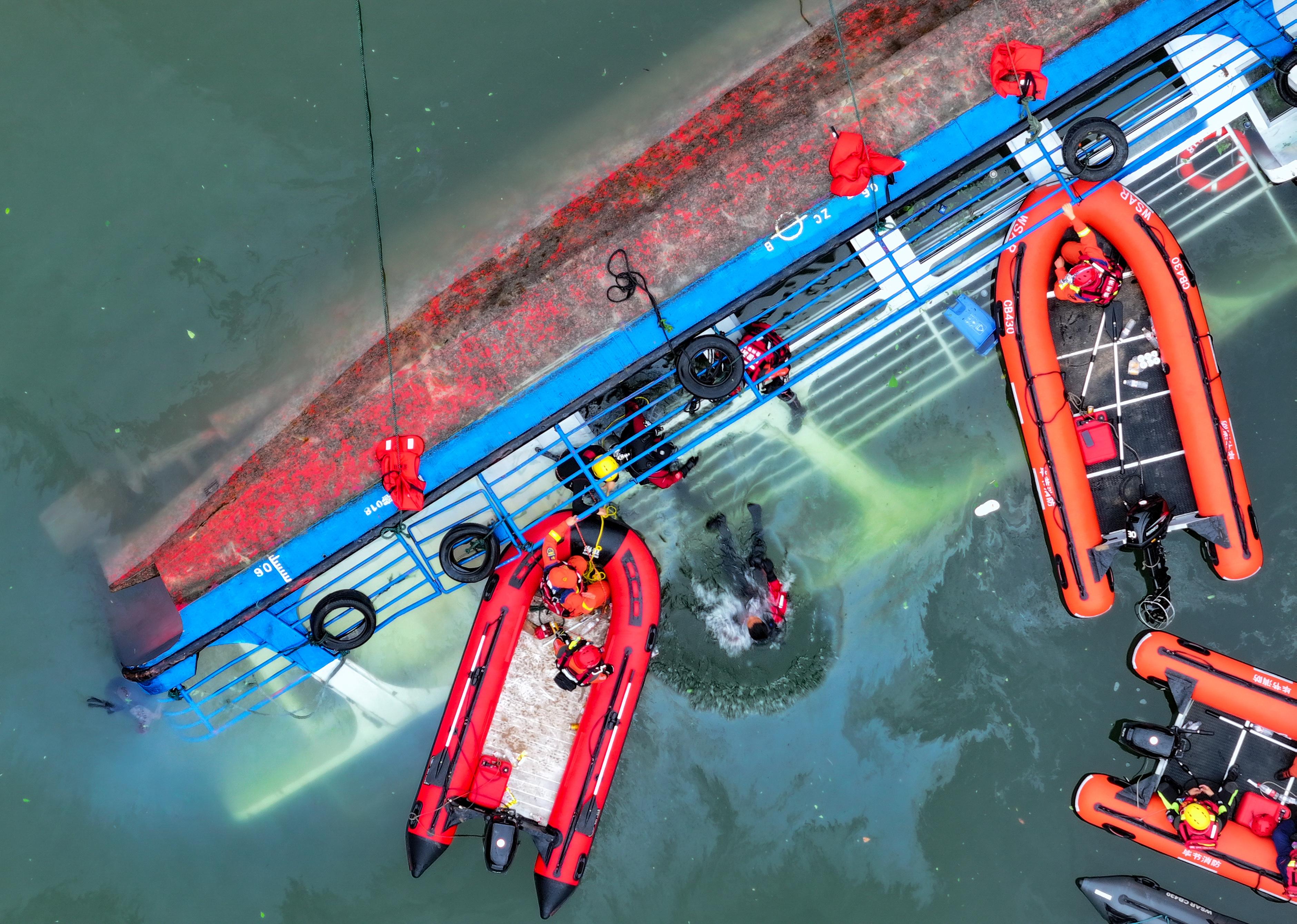 貴州黔西市遊覽船翻側事故，增至10死，70人在醫院接受治療，沒生命危險，另外4人無受傷。(新華社)