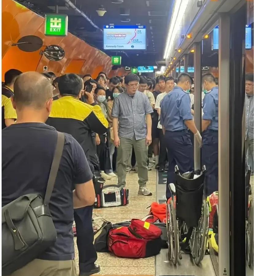 港鐵北角站有乘客於列車暈倒猝死。(FACEBOOK圖片@Dgsuai Eahajka)