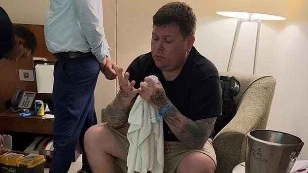 埃利斯當日觸電後在房間內等候。(互聯網)