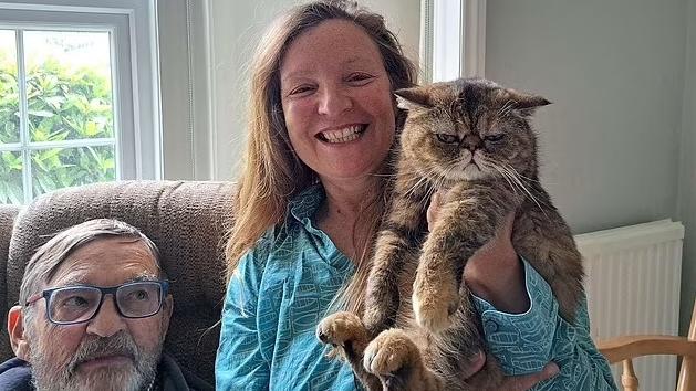 史密斯和凱莉喜失蹤3周的莉婭團聚。(互聯網)