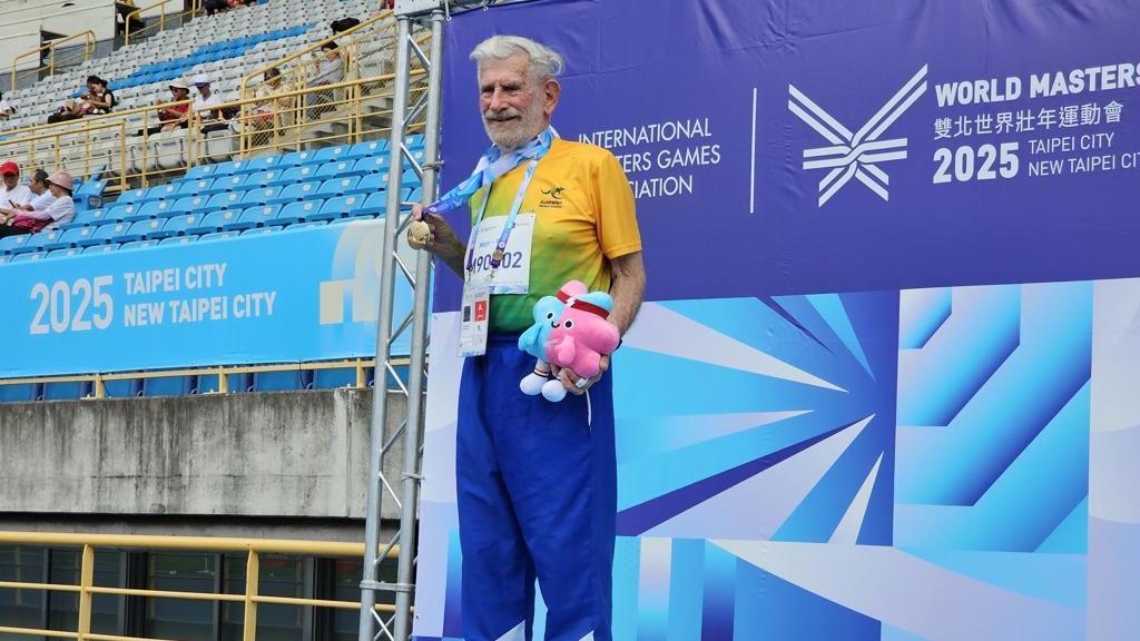 昆凌90歲爺爺世壯運標槍奪金100米再添銀 周杰倫出Story祝賀