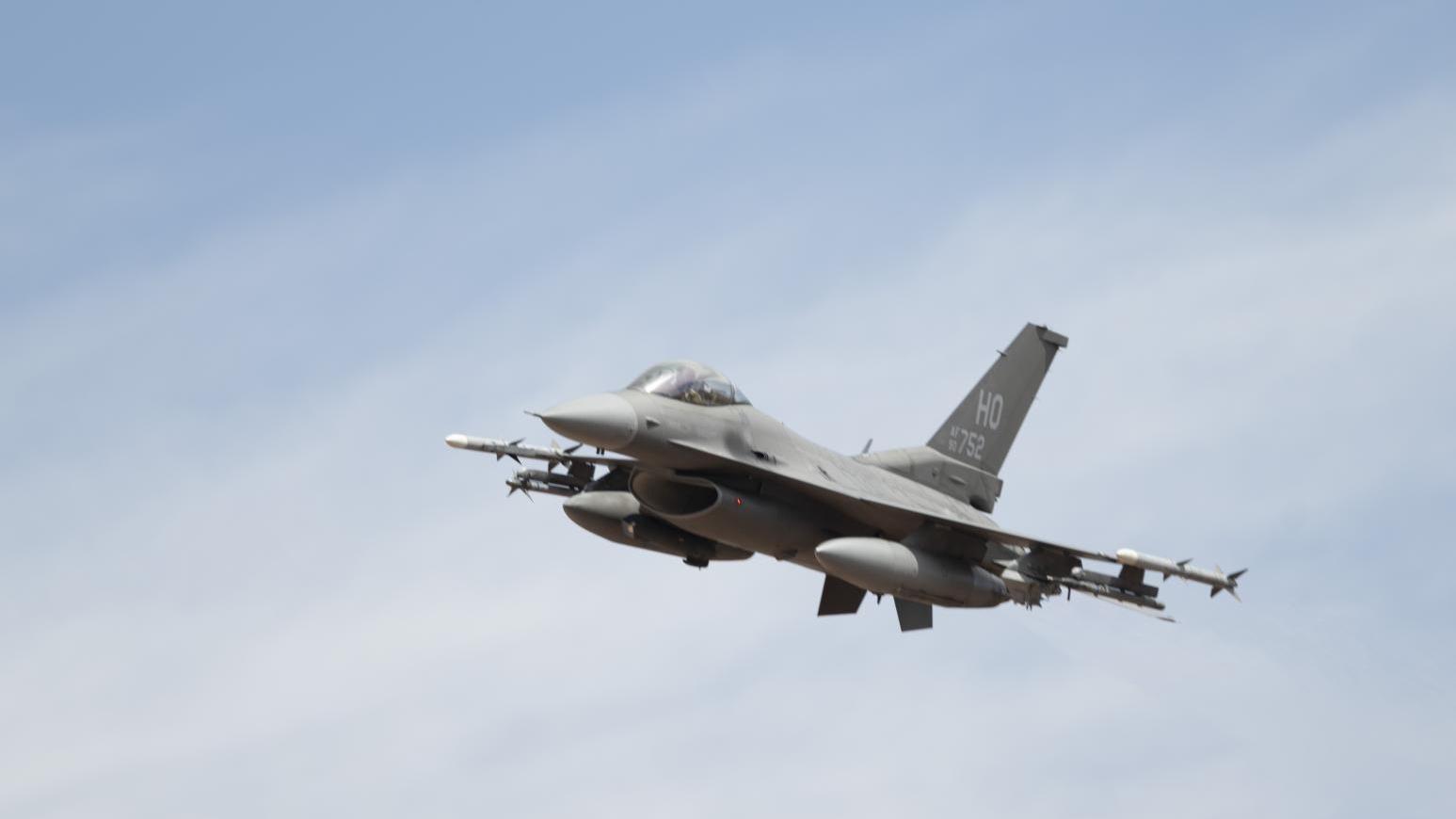 2023年1月亞利桑那州出現的神祕無人機，撞壞美軍F-16戰隼戰鬥機。（美國國防部官網圖片）