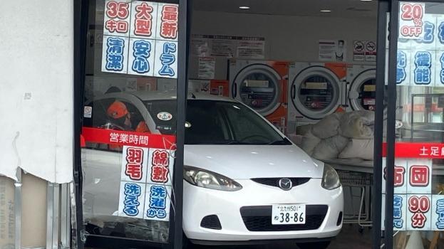 日本78歲老翁倒車踩油太大力　撞入洗衣舖大門毀