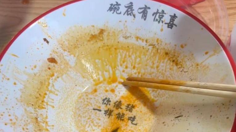 麻辣燙碗底寫上「你像豬一樣能吃」令食客不滿 連鎖店道歉