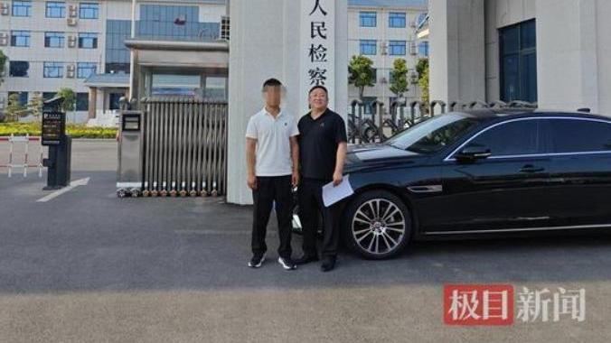 尹男（左）在律師陪同下遞交國家賠償申請。（圖/翻攝《網易》）