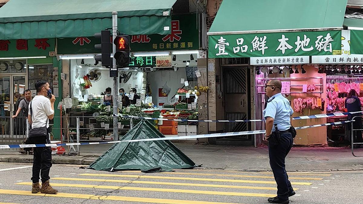 警方用帳篷遮蓋馬路上血跡。(網民Doll Doll Chan@FB群組「元朗、天水圍、屯門友」)