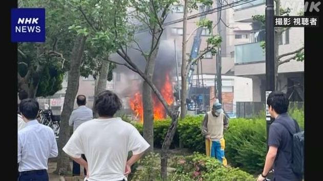 東京都江戶川區一處工地周二早上爆炸，有工程車起火焚燒。(互聯網)
