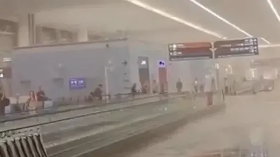 西安機場新航站嚴重漏雨成「水舞間」。（圖/翻攝新浪微博）