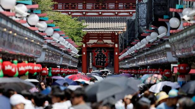 日本熱門景點擠滿人，令外國遊客感到困擾。圖為東京淺草寺人潮。(資料圖片)