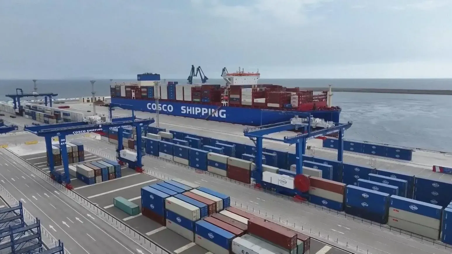 中美關稅戰暫時停火後，中國輸美貨櫃預訂量激增。（資料照／央視新聞）