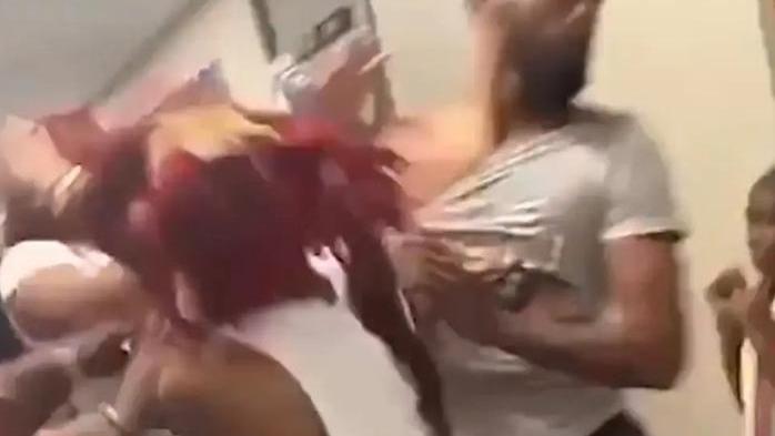 美國一間幼兒園畢業典禮竟成家長鬥毆現場。（圖／翻攝自X）