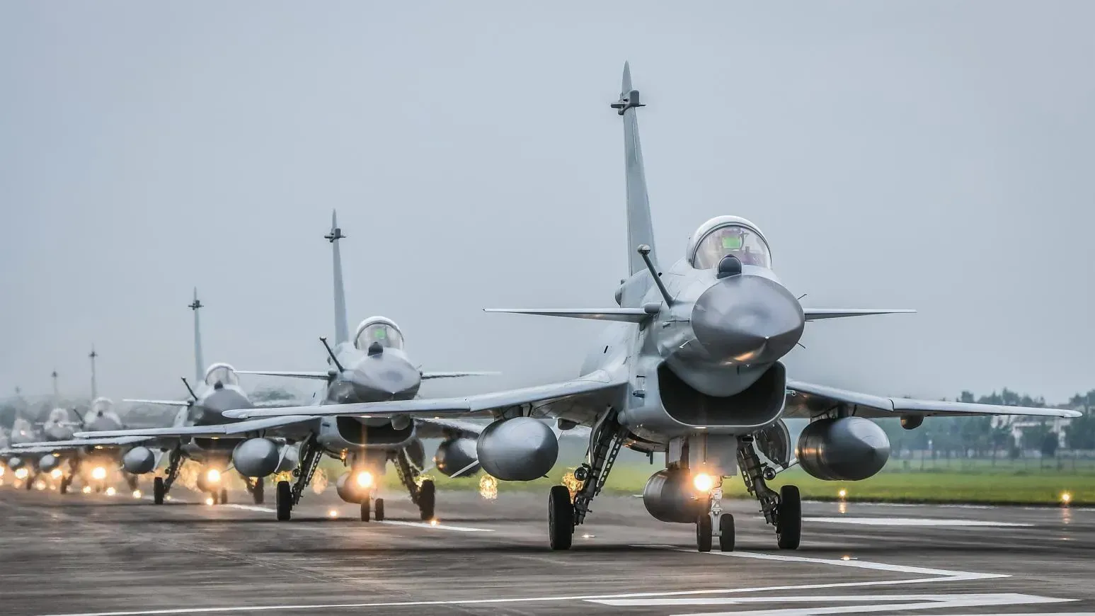 研製殲10C的成飛集團母公司「中航工業」8日在微博發布「殲10C機群4K壁紙」。（圖／翻攝自「中航工業」微博）