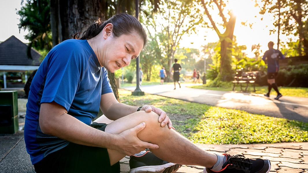 許多年輕人因為運動不當，造成膝蓋的損傷，又沒有即時接受正規治療，導致關節退化有年輕化的趨勢。