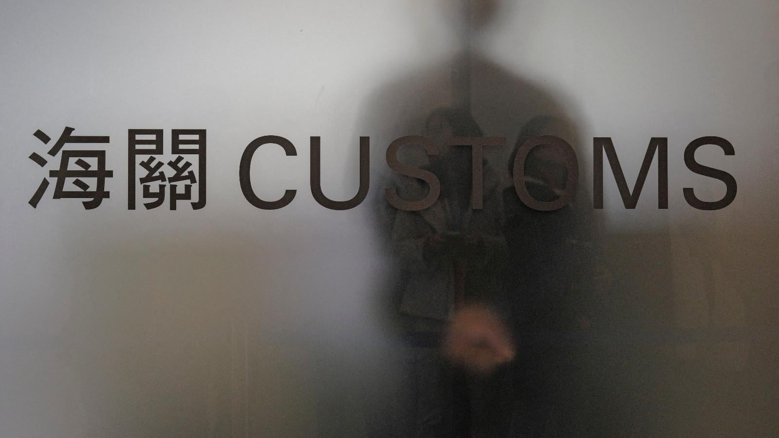 海關聯同旅監局執法，62歲無牌旅行代理商東主被捕。(資料圖片)