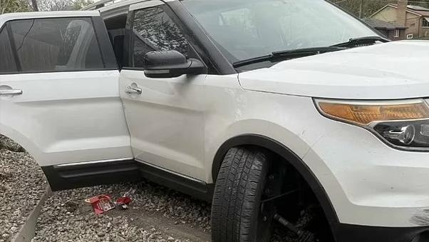 男童開SUV載妹妹去買麥當勞，撞到一處停車位置才停下，車身損毀。(互聯網)