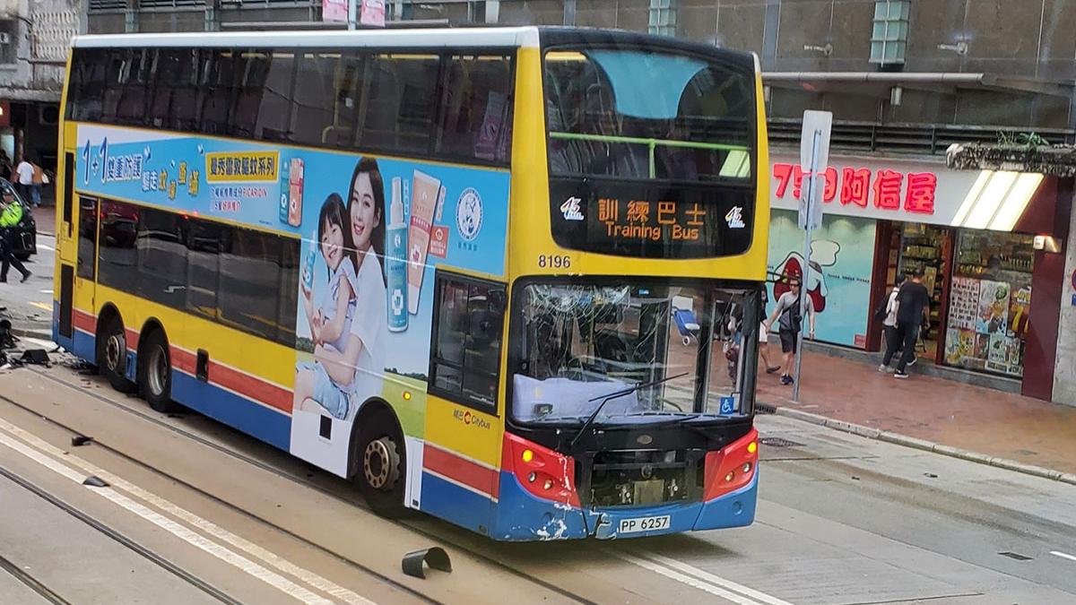 一輛城巴在鰂魚涌失事，事後擋風玻璃和車頭組件毀爛。(網民Jacky Ying@FB群組「車cam L（香港群組）」)