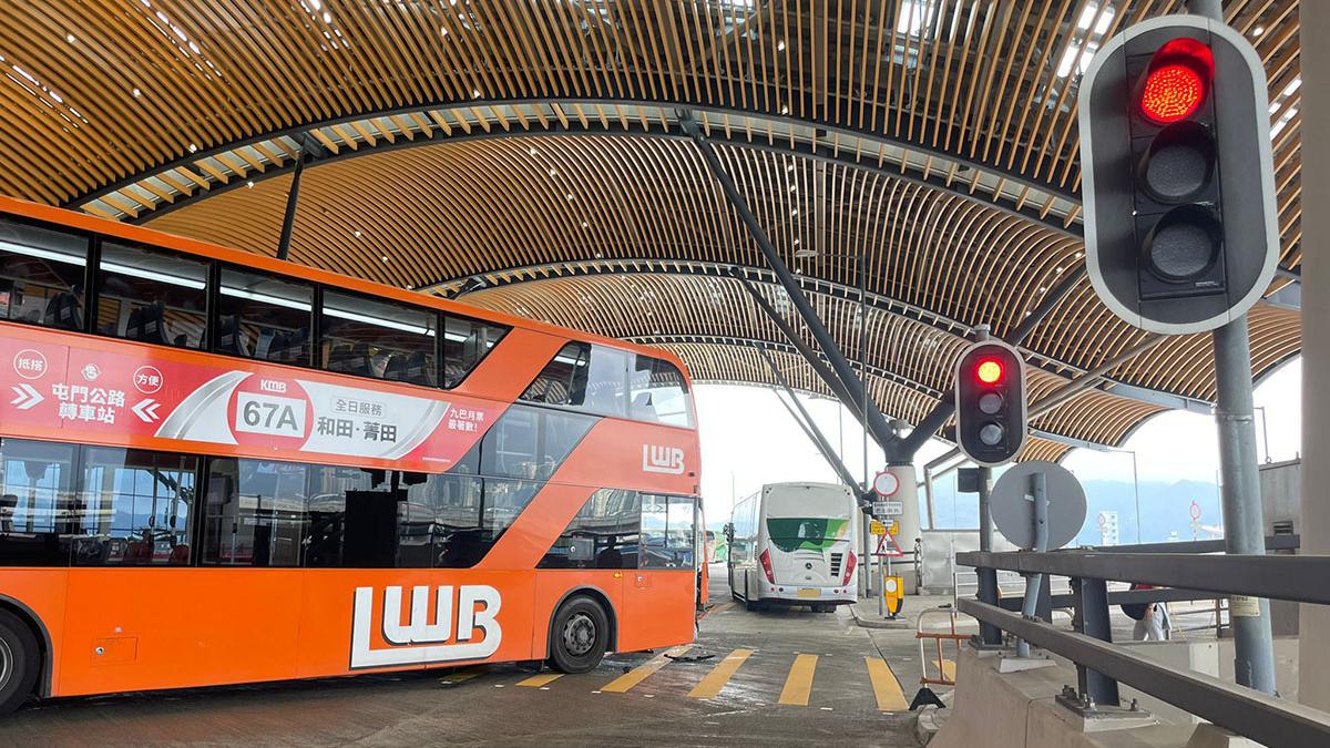有龍運巴士在港珠澳大橋香港口岸旅檢大樓落客區與旅遊巴相撞。(網上圖片)